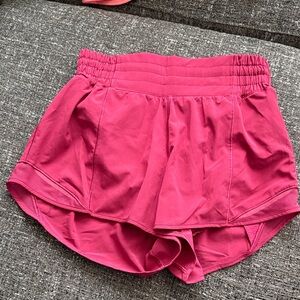 Lululemon Hotty Hot High-Rise Lined Short 2.5" in Pomegranate Size 4